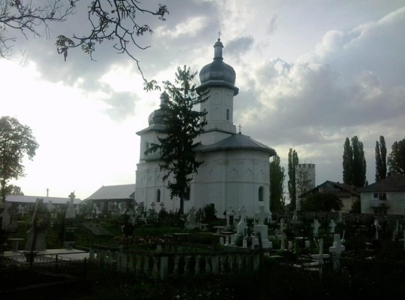 Biserica - vedere exterioară